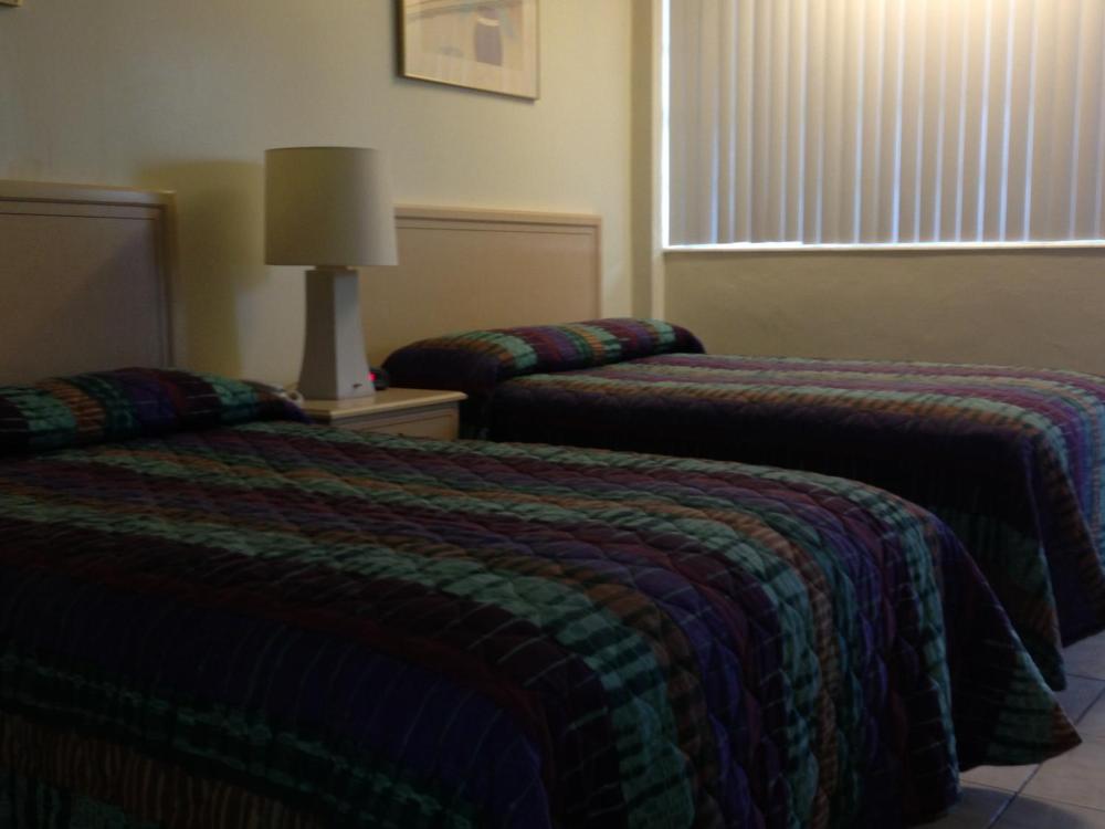 Queen Room with Two Queen Beds - Non-Smoking interior